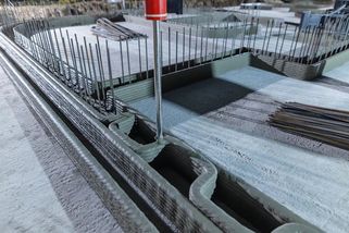 Tým inženýrů vytiskl na 3D tiskárně moderní dům za jediný den. Vyšel na 250 tisíc korun a vypadá překvapivě luxusně